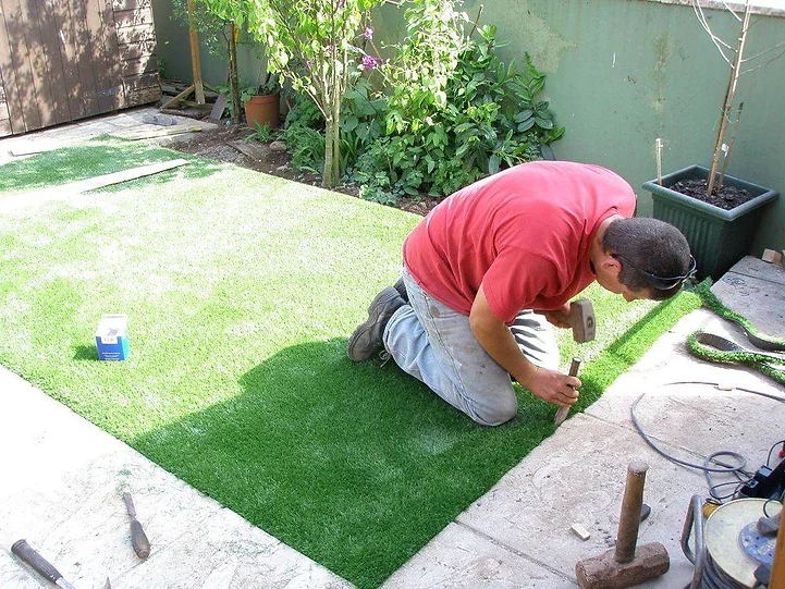 Tucking artificial turfgrass